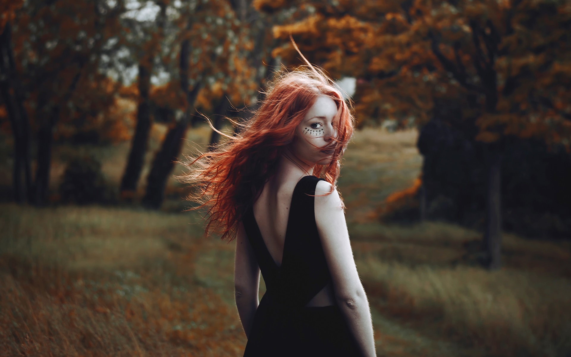Red-hair-girl-look-back-wind_1920x1200.jpg