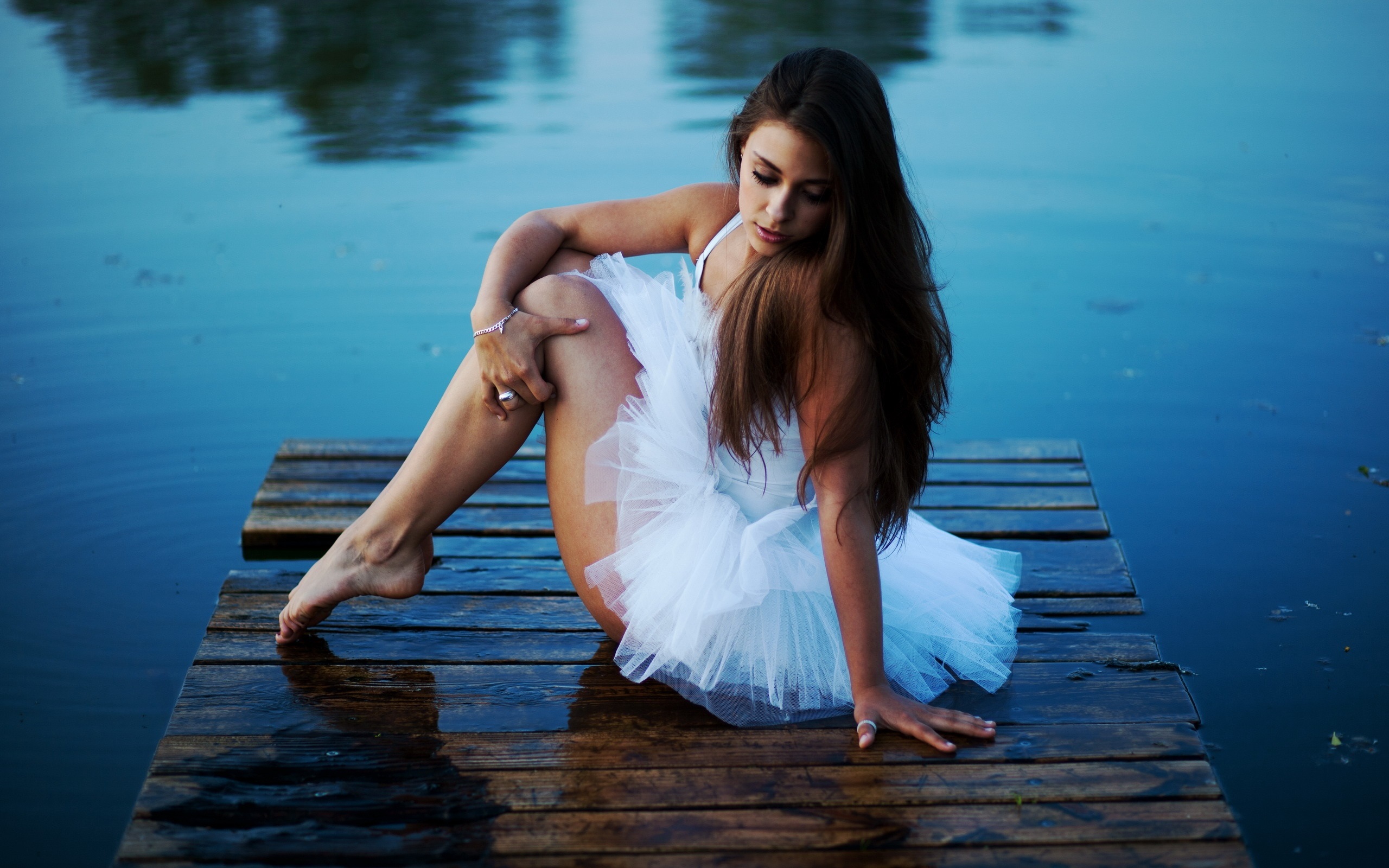 White-dress-girl-lake-pier_2560x1600.jpg