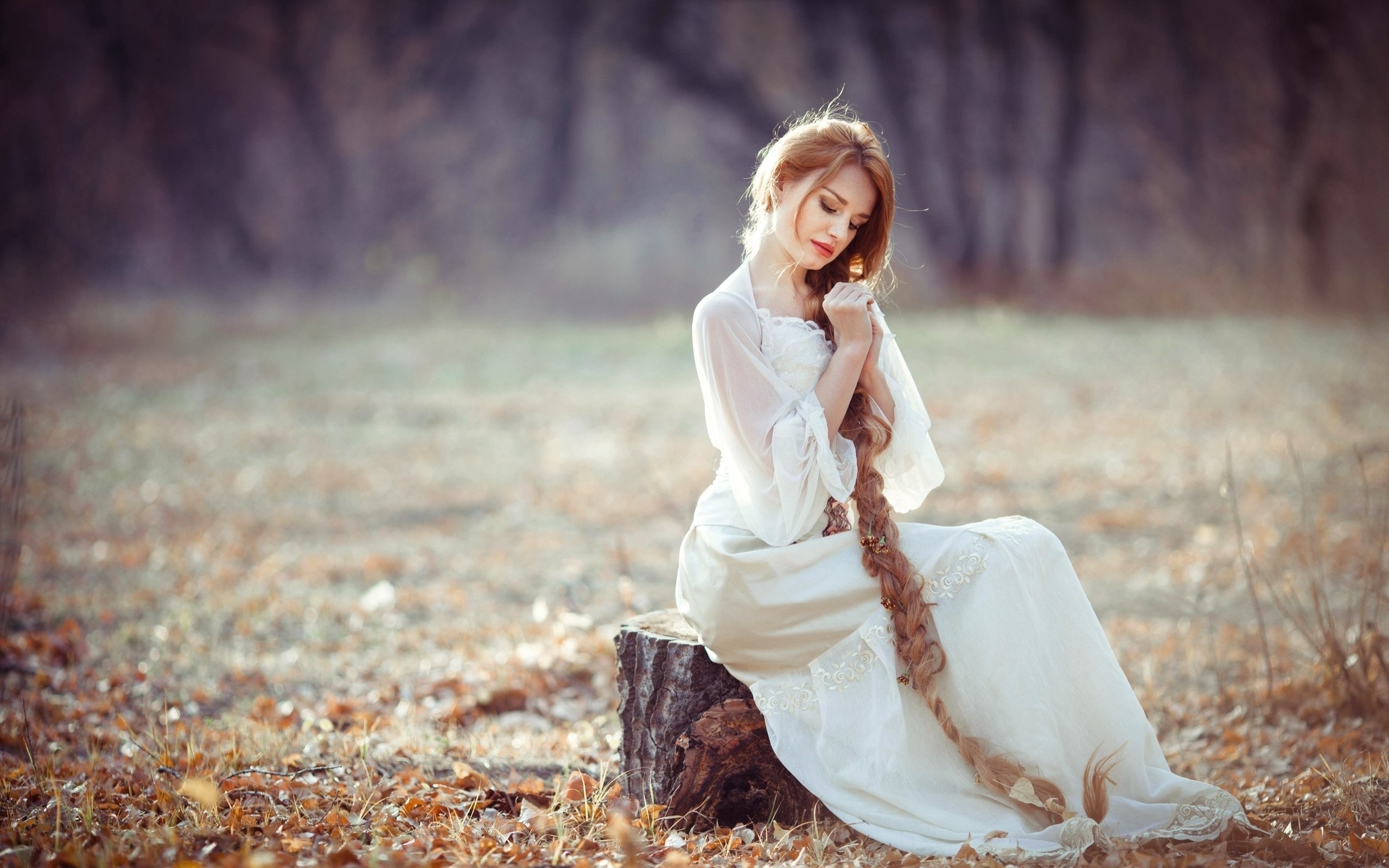 Long-hair-girl-blonde-stump-autumn_2560x1600.jpg