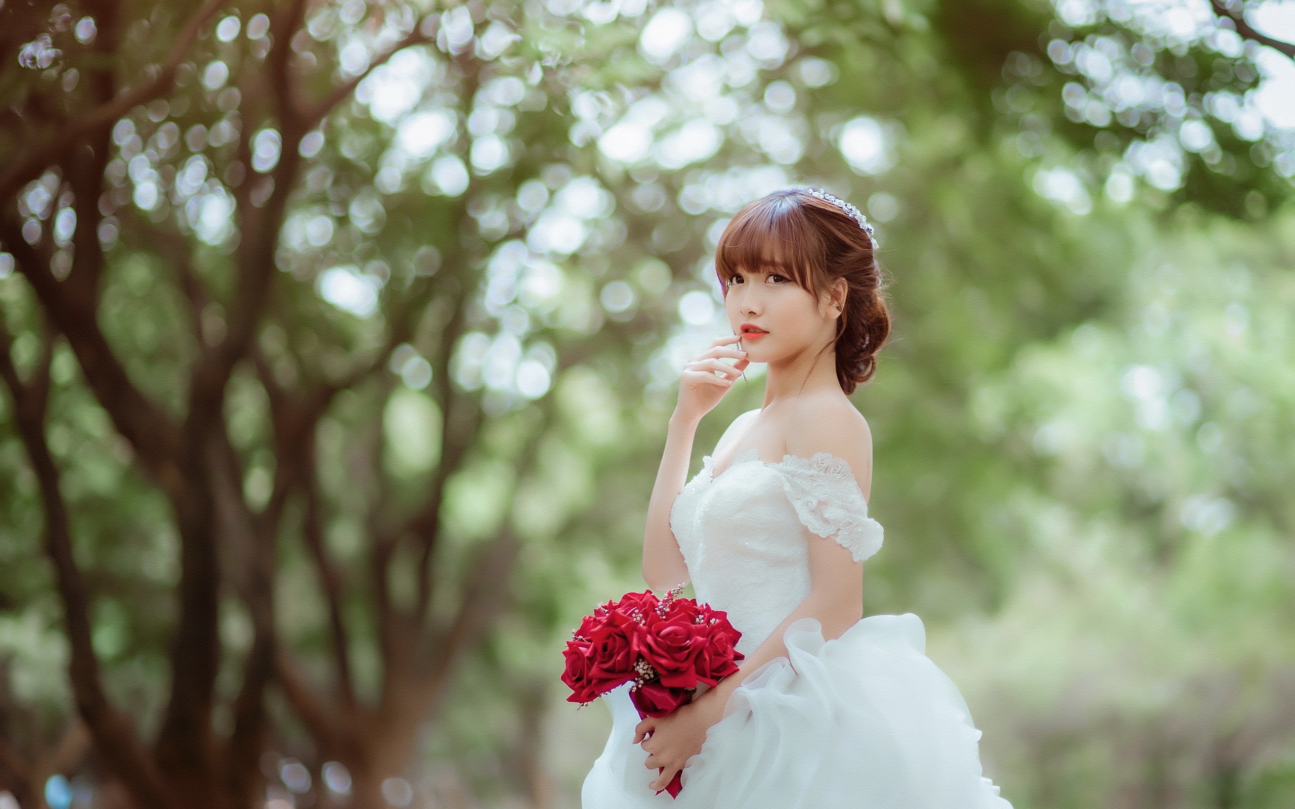 Beautiful-asian-girl-bride-rose_2560x1600.jpg