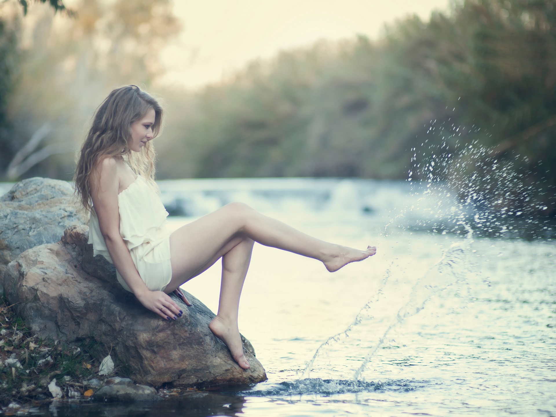 White-dress-girl-legs-water-splash_1920x1440.jpg