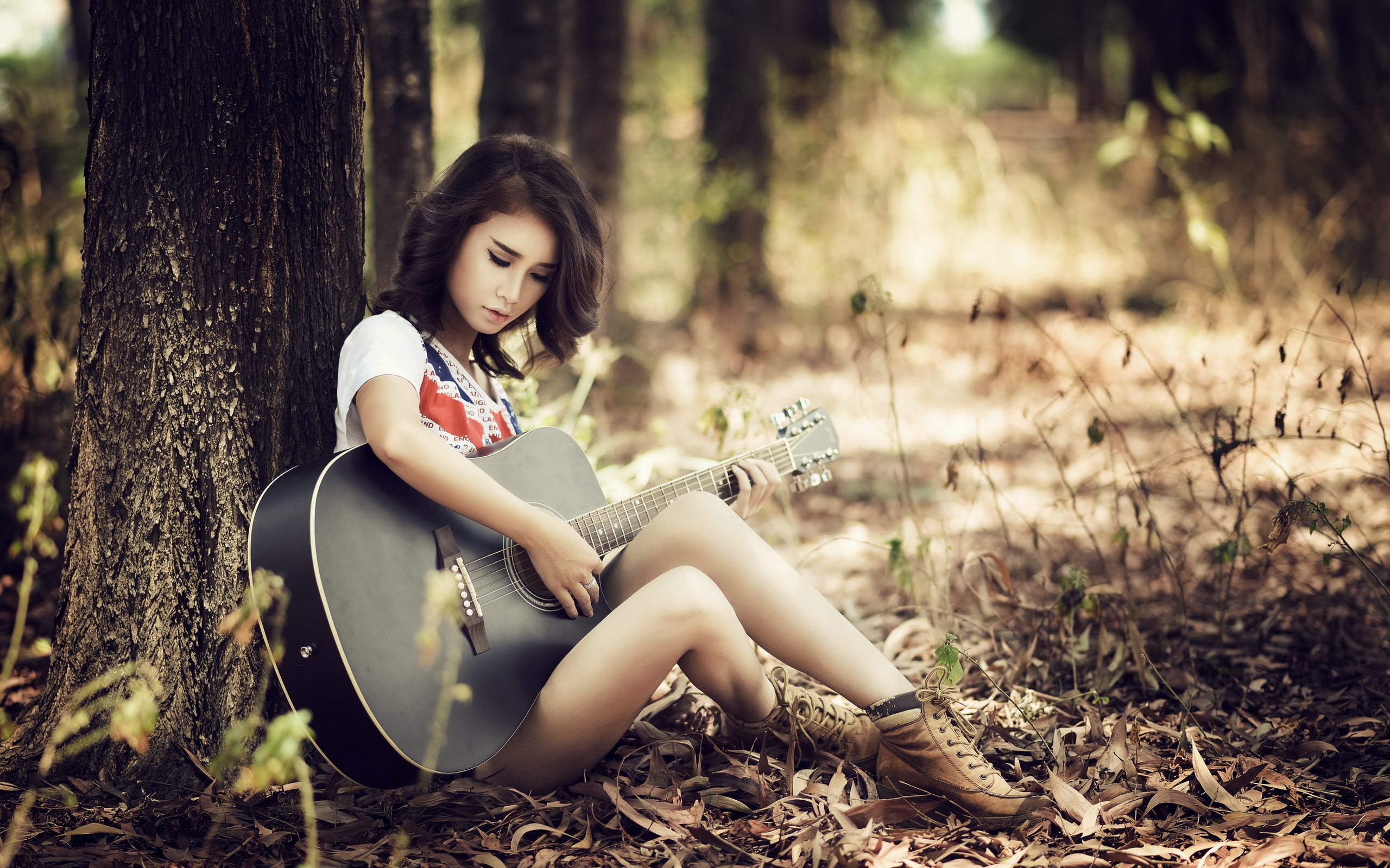 Asian-guitar-girl-sitting-trees_2560x1600.jpg