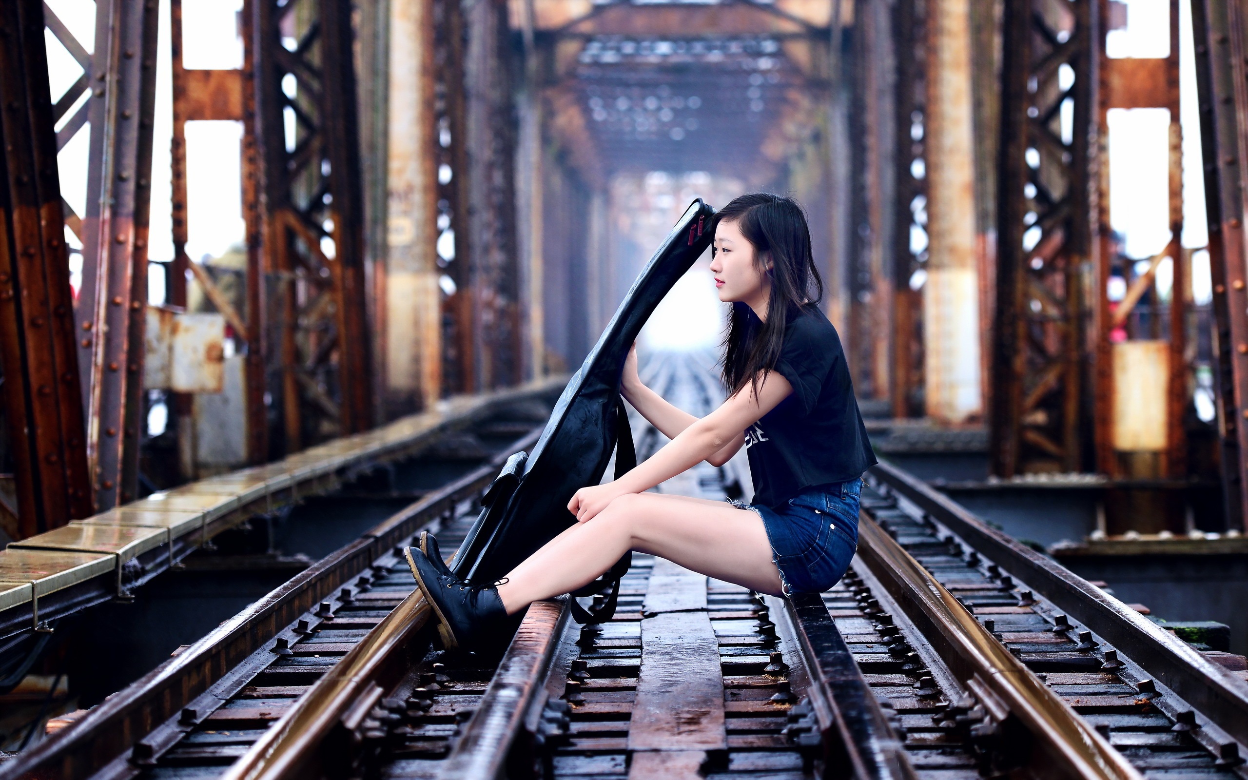 Asian-girl-guitar-music-railroad-bridge_2560x1600.jpg