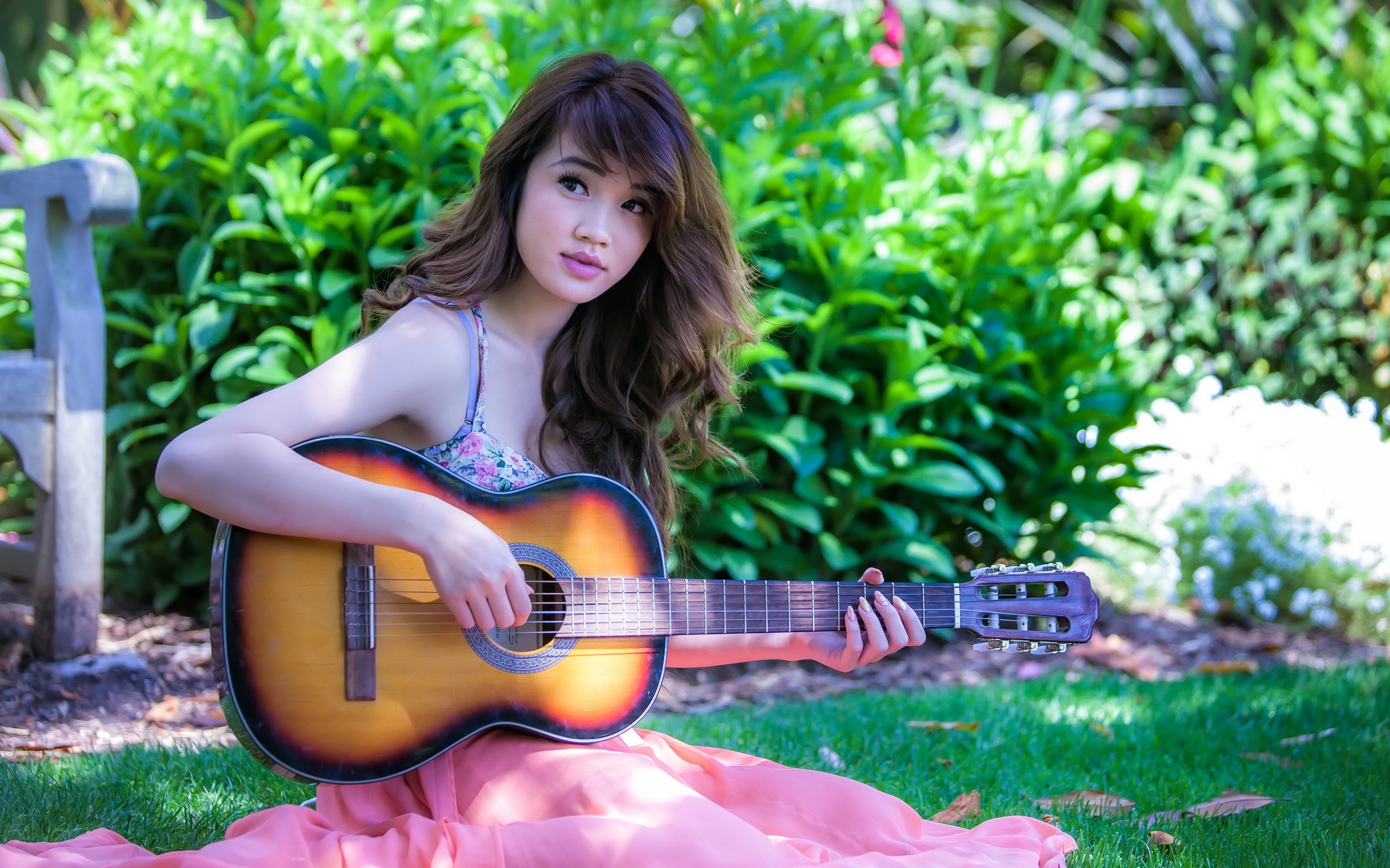 Asia-music-girl-play-guitar_2560x1600.jpg