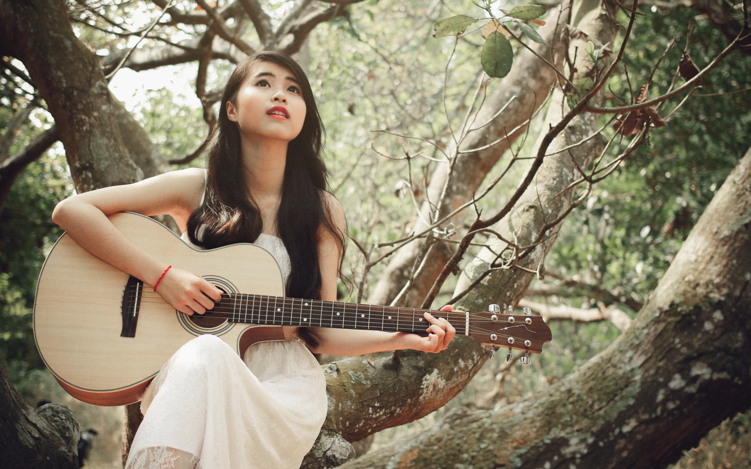 White-dress-girl-asian-guitar_2560x1600.jpg