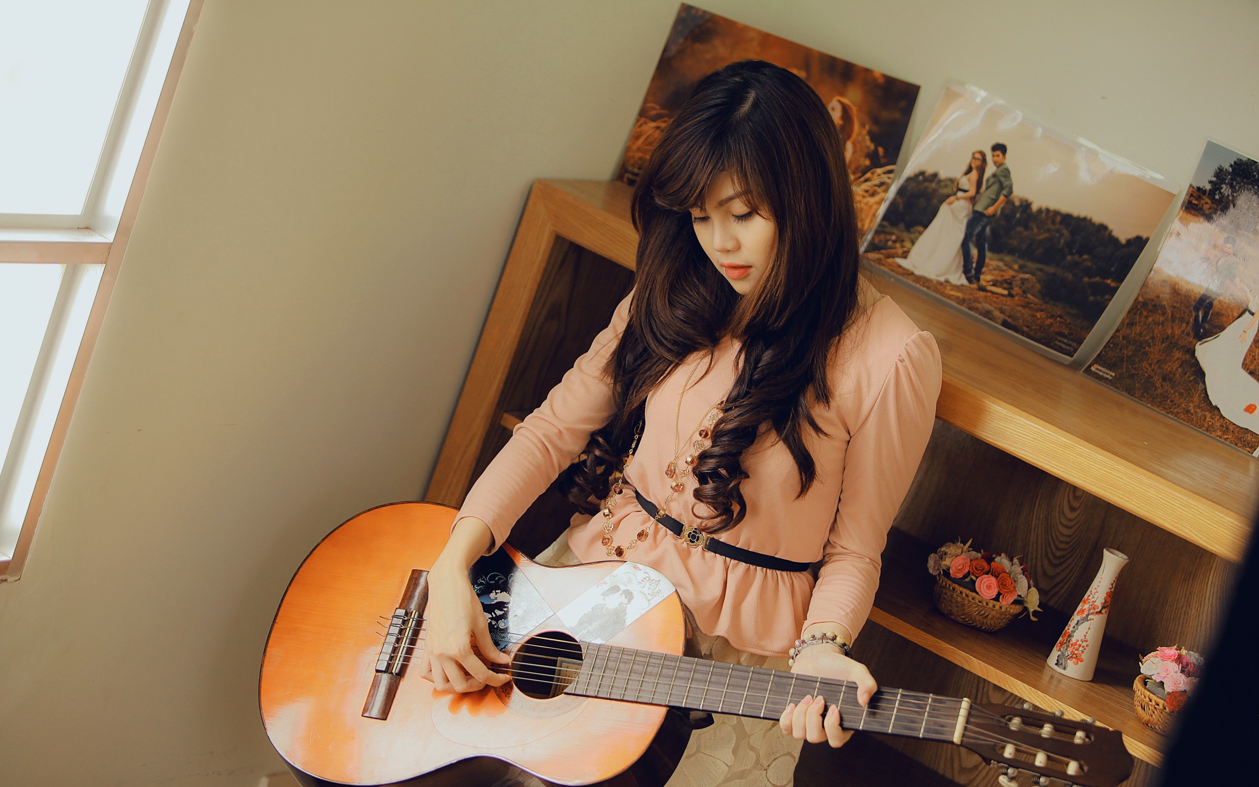 Asian-girl-guitar-room-music_2560x1600.jpg